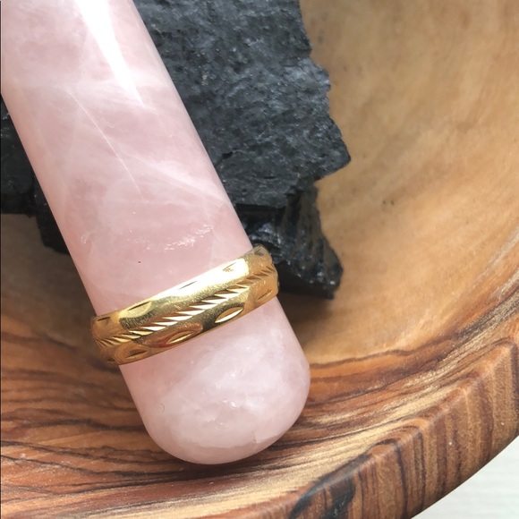 14K Yellow Gold Size 9 Band with Carved Pattern - Picture 3 of 7